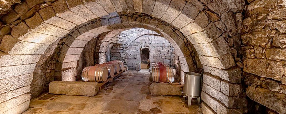 Bodega y viñedos Bruneo interior de piedra